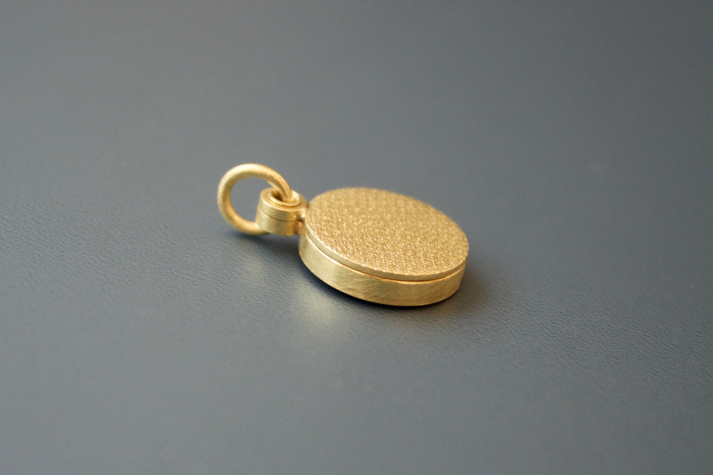 kleines Fotomedaillon mit strukturierter Oberfläche aus 750/000 Gelbgold