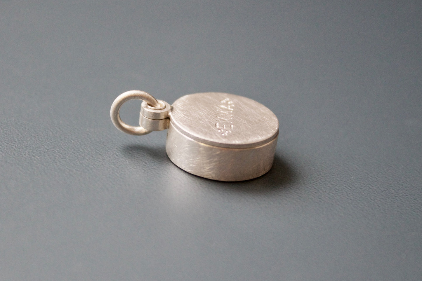 individuelles Glasmedaillon gefüllt mit Vergißmeinnicht-Samen aus 925/000 Silber
