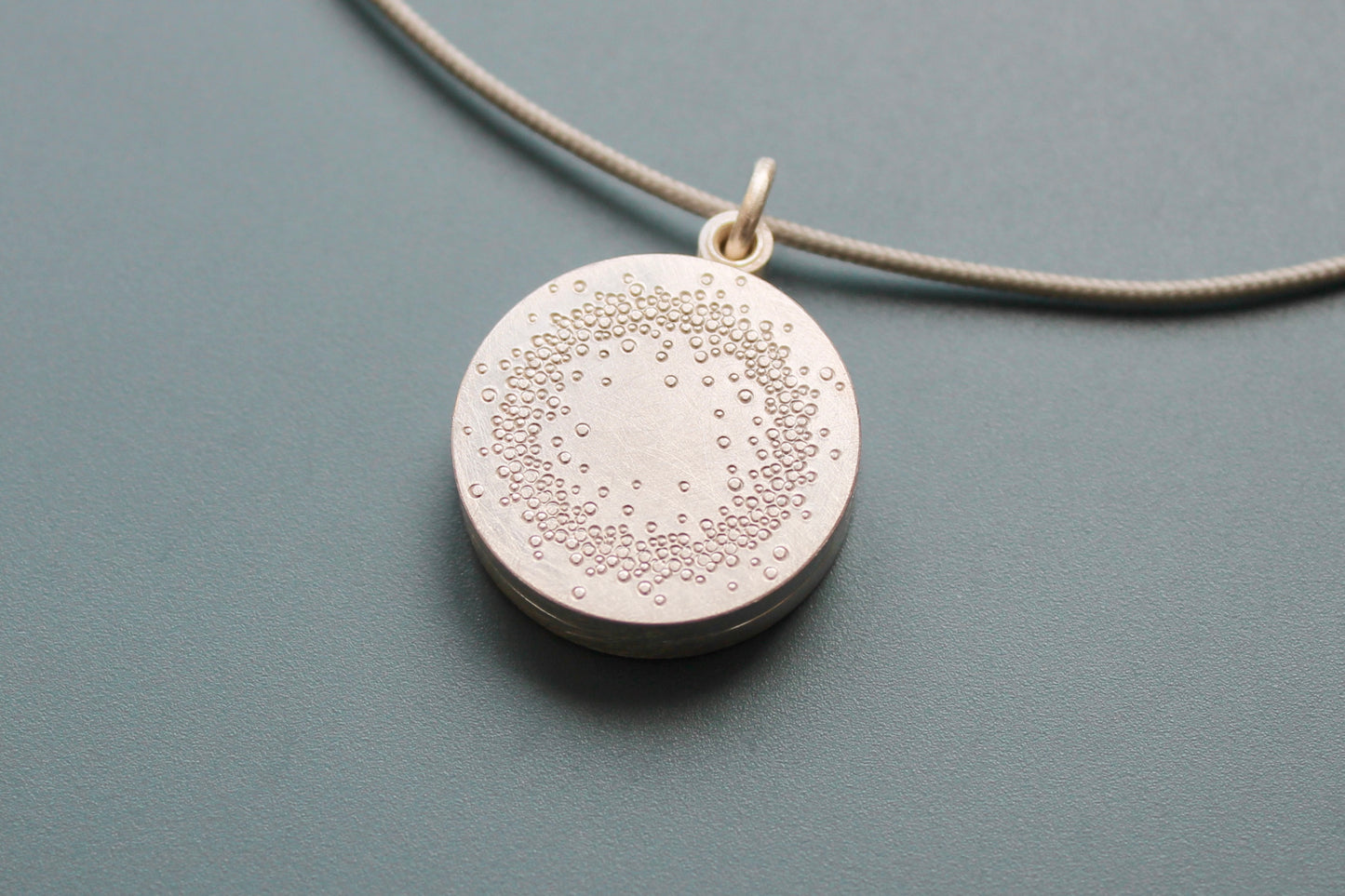 schlichtes Fotomedaillon mit 1000 Punkte Design aus Sterling Silber