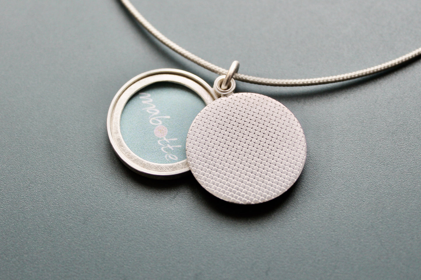 modernes Medaillon für ein Foto mit Karomuster aus Sterling Silber