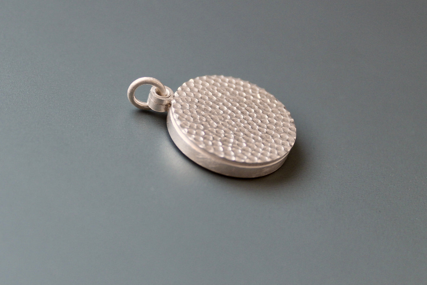 modernes Fotomedaillon mit gehämmerter Oberfläche aus Sterling Silber
