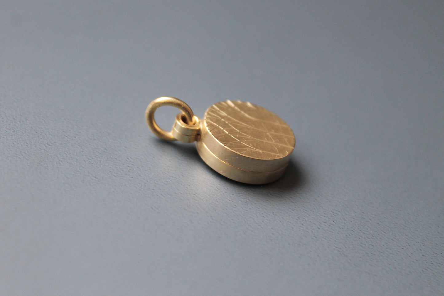minimalistisches Goldmedaillon für zwei Fotos mit Waldmotiv