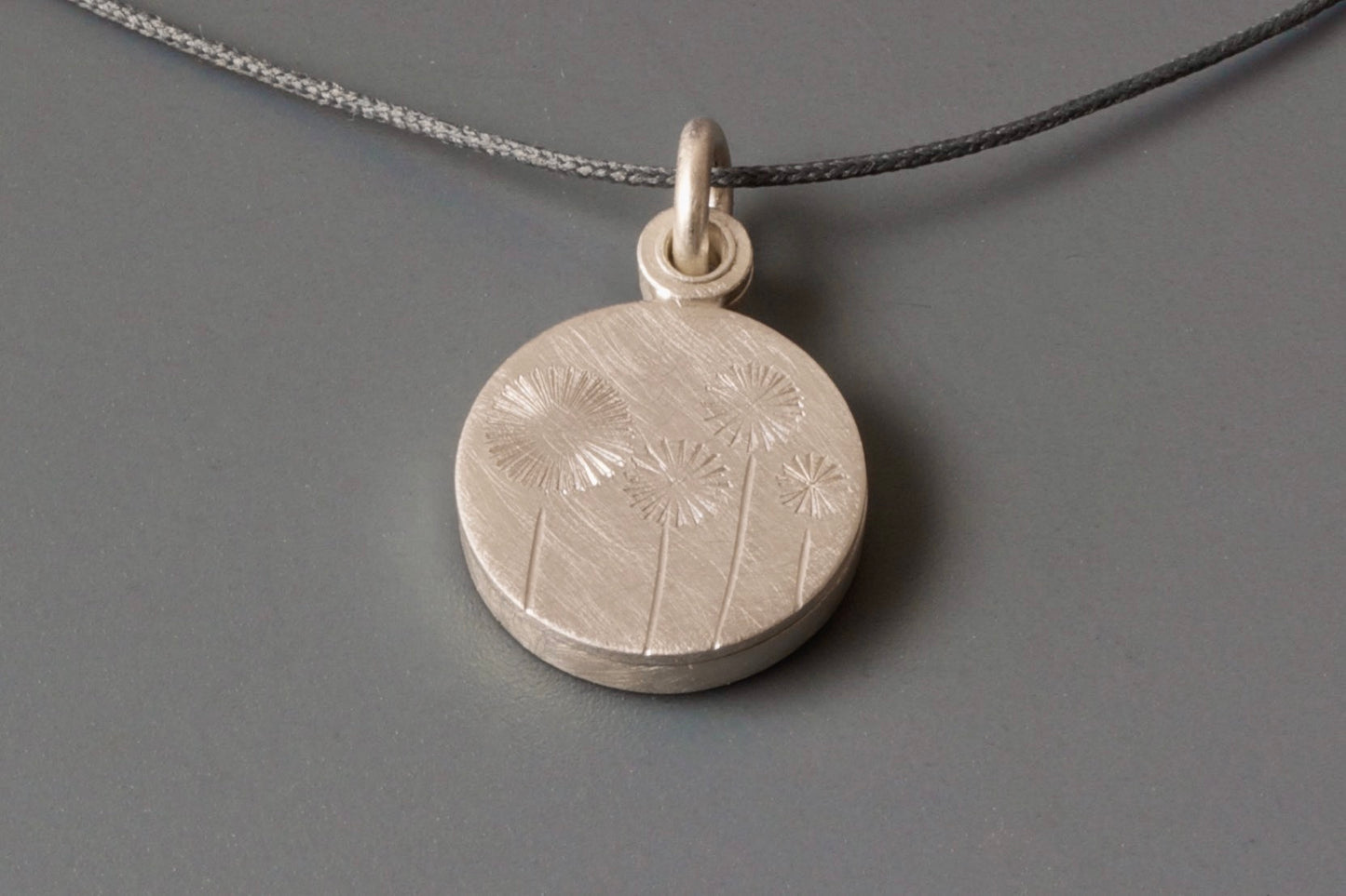 zierliches Medaillon mit vier Pusteblumen aus Sterling Silber