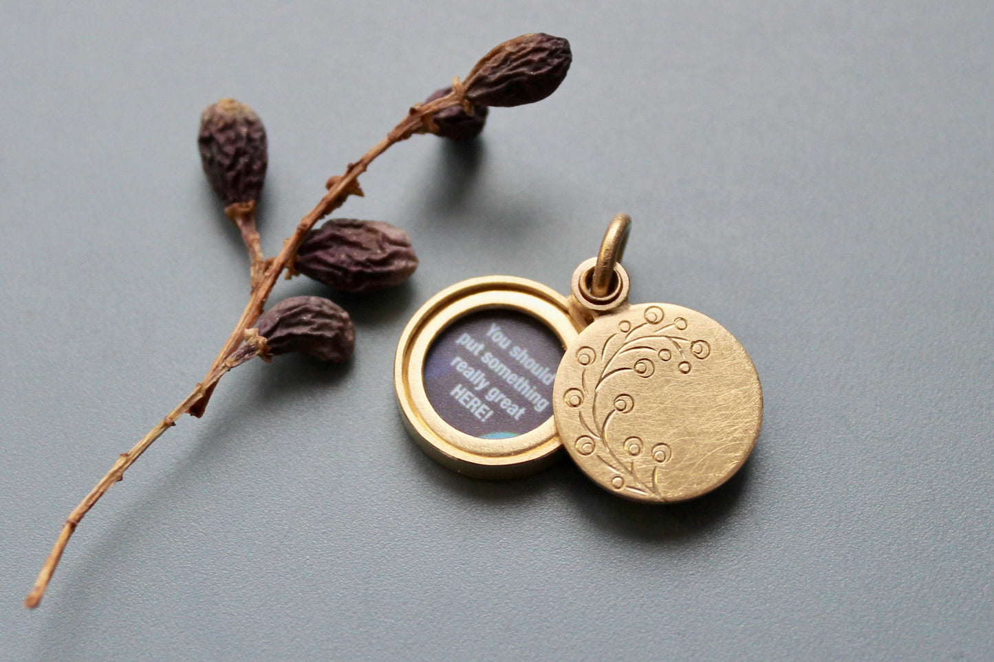 kleines Medaillon aus 750/000 Gold für ein Foto mit floralem Design