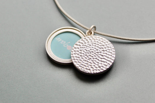 schlichtes Fotomedaillon mit gehämmerter Oberfläche aus Sterling Silber