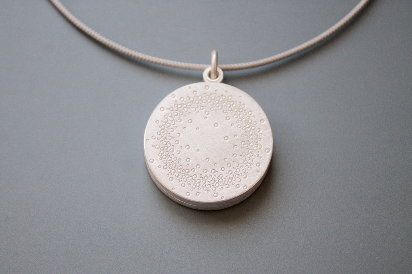 grosses Fotomedaillon mit 1000 Punkte Design aus Sterling Silber