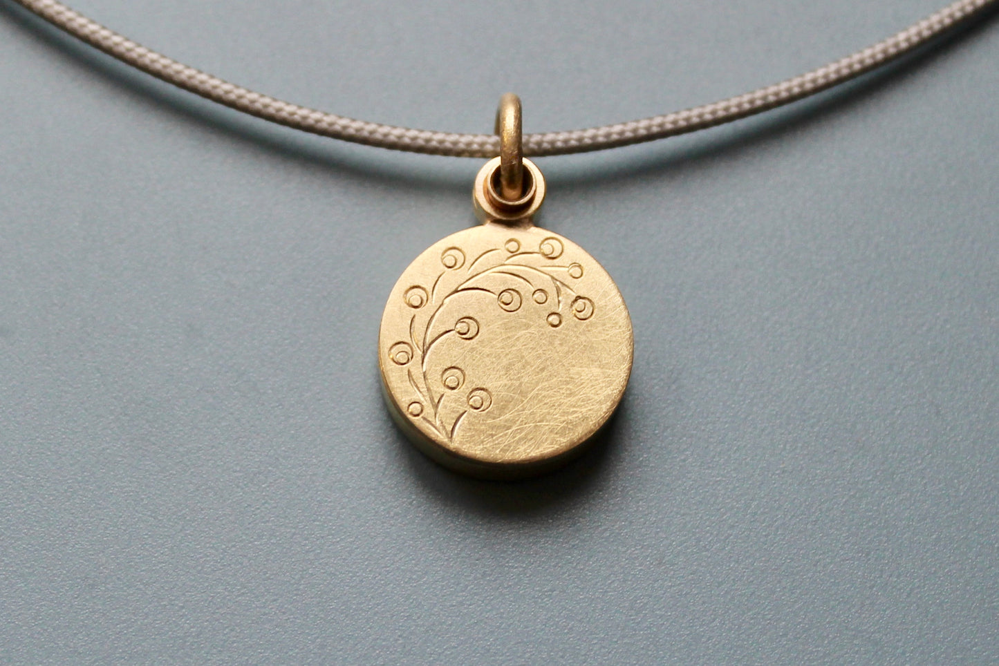 kleines Medaillon aus 750/000 Gold für ein Foto mit floralem Design