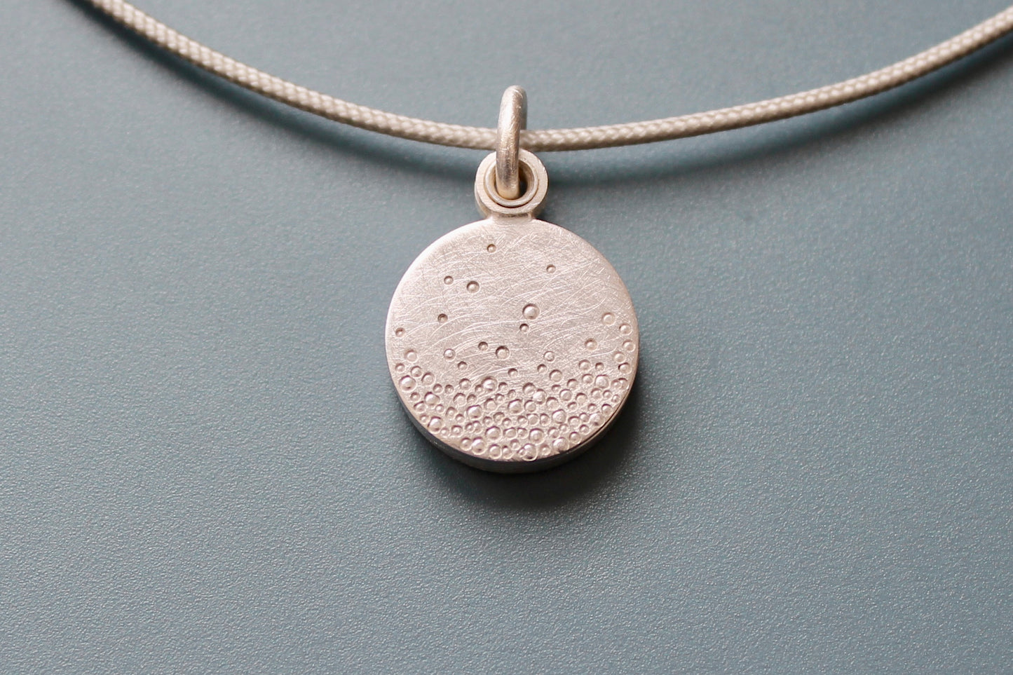 kleines Medaillon für ein Foto aus Sterling Silber mit Luftblasen