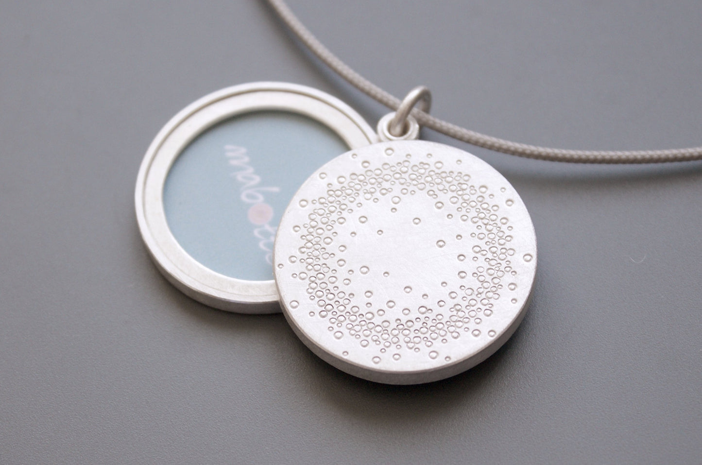 grosses Fotomedaillon mit 1000 Punkte Design aus Sterling Silber
