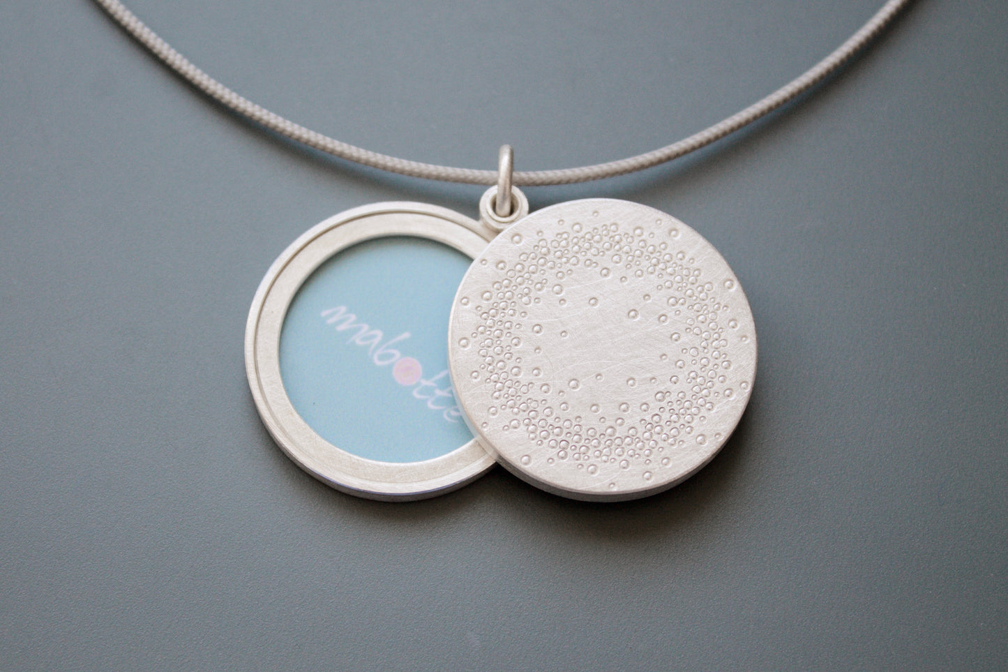 grosses Fotomedaillon mit 1000 Punkte Design aus Sterling Silber