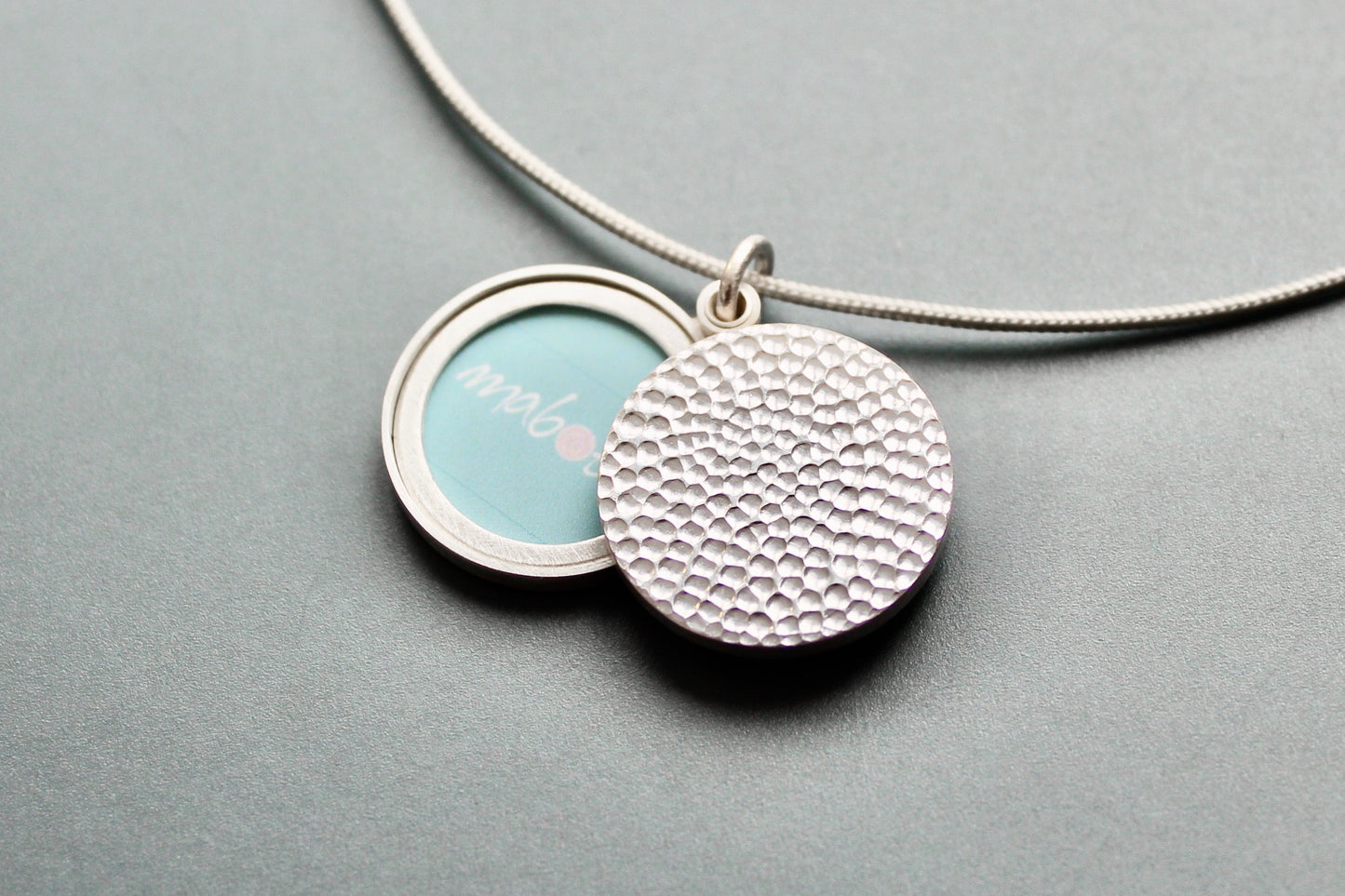 schlichtes Fotomedaillon mit gehämmerter Oberfläche aus Sterling Silber