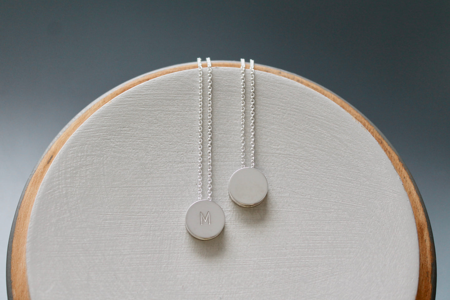minimalistische Initialenkette aus Sterling Silber