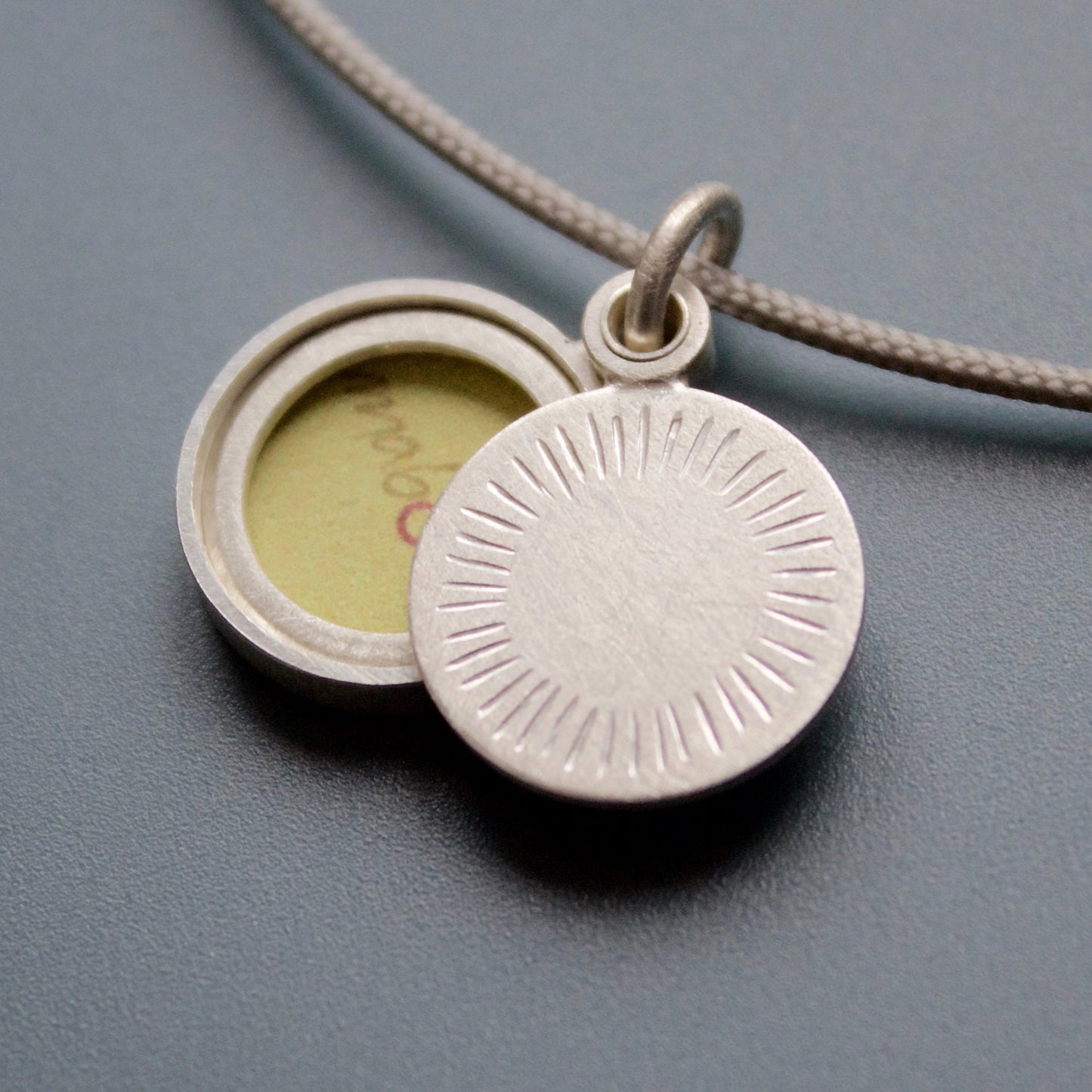 schlichtes Medaillon für ein Foto mit Strahlenkranz in Sterling Silber
