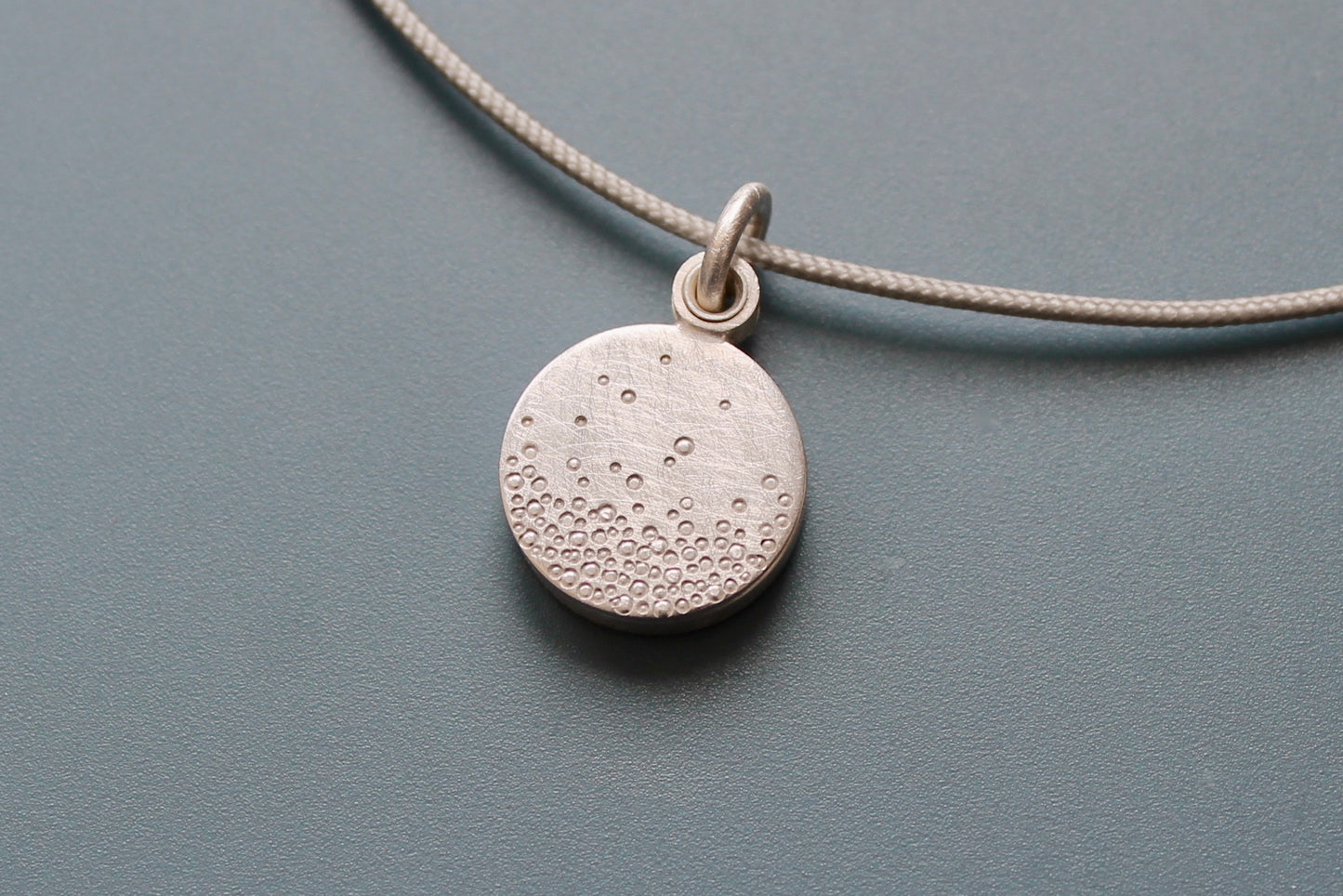 kleines Medaillon für ein Foto aus Sterling Silber mit Luftblasen