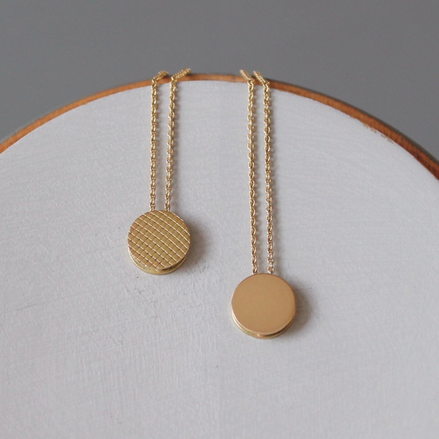 schlichte Anhängerkette aus 750/000 Gold mit Karomuster
