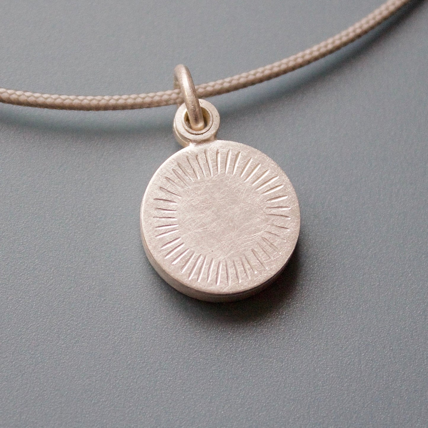 schlichtes Medaillon für ein Foto mit Strahlenkranz in Sterling Silber