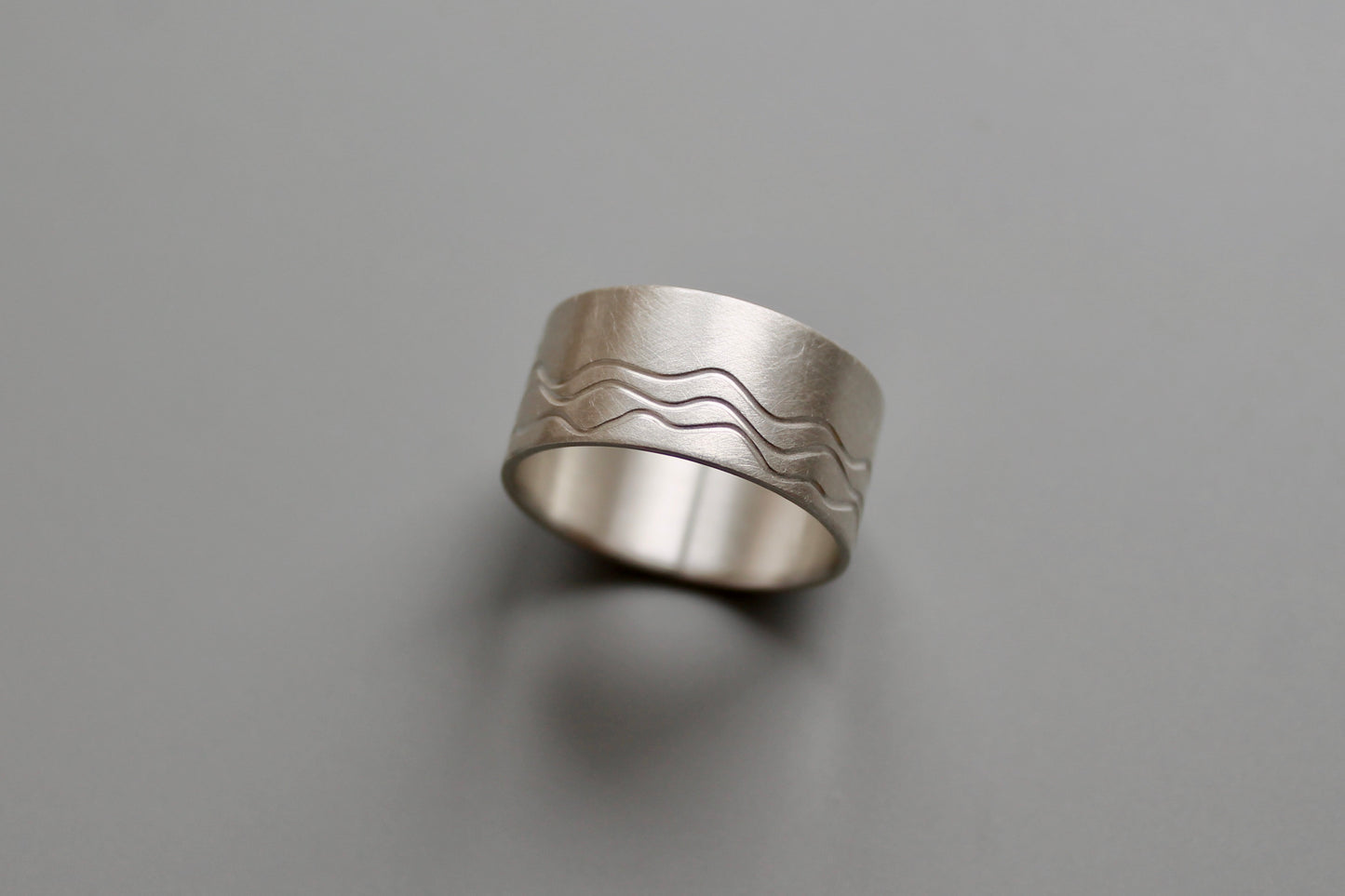 breiter Bandring aus Sterling Silber mit Wellen