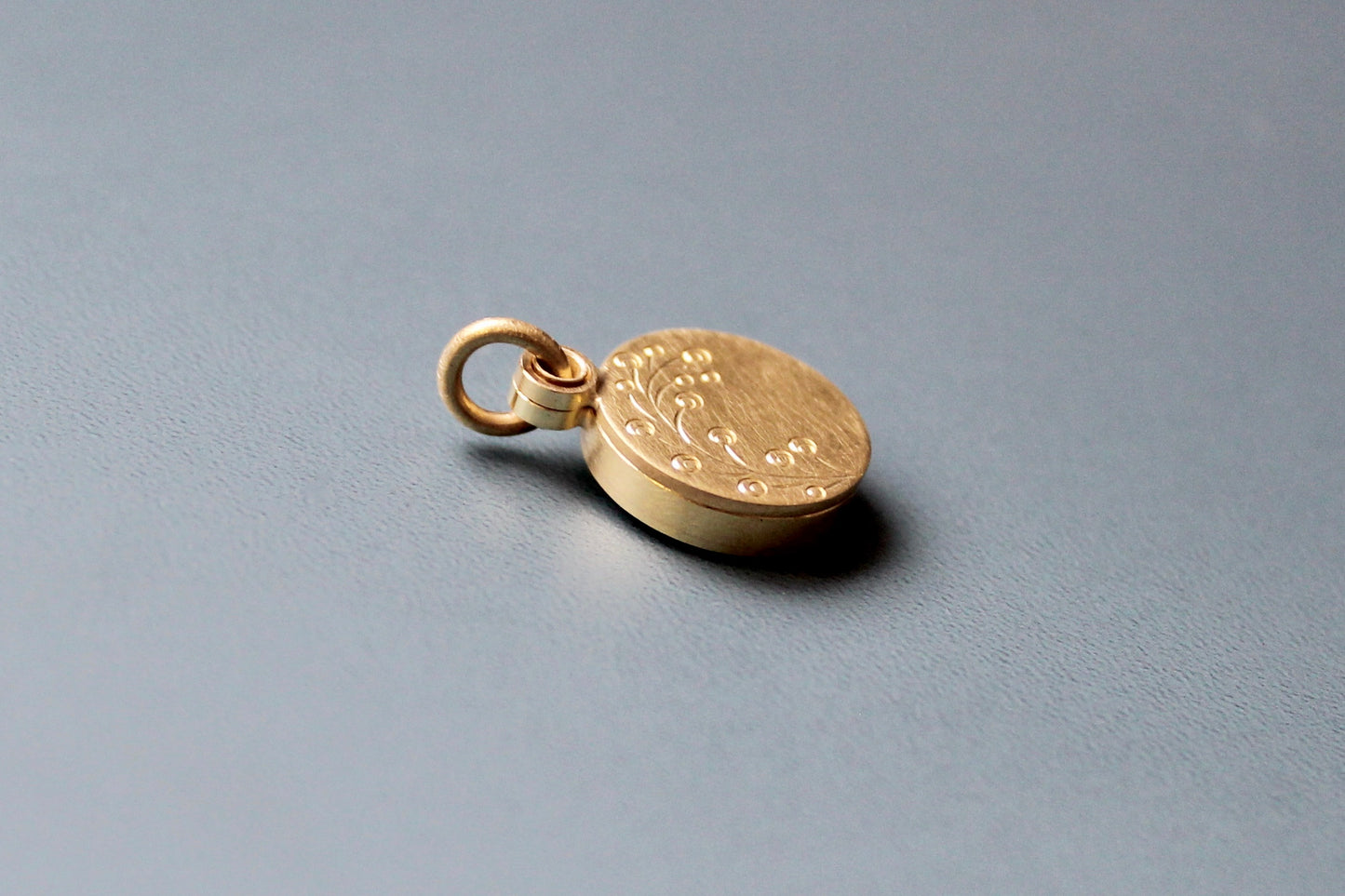 kleines Medaillon aus 750/000 Gold für ein Foto mit floralem Design