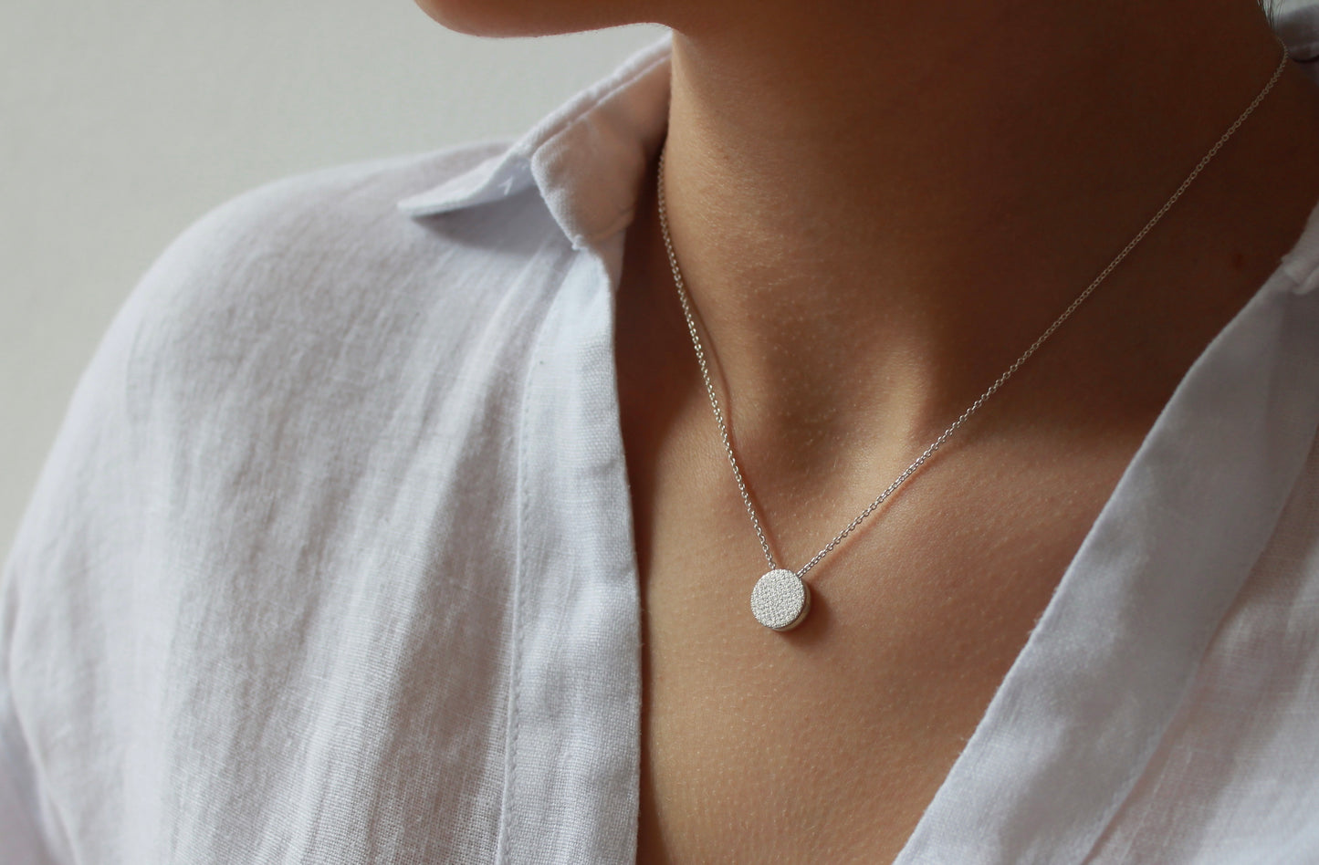 moderne Kette mit doppelseitigem Anhänger aus strukturiertem Silber