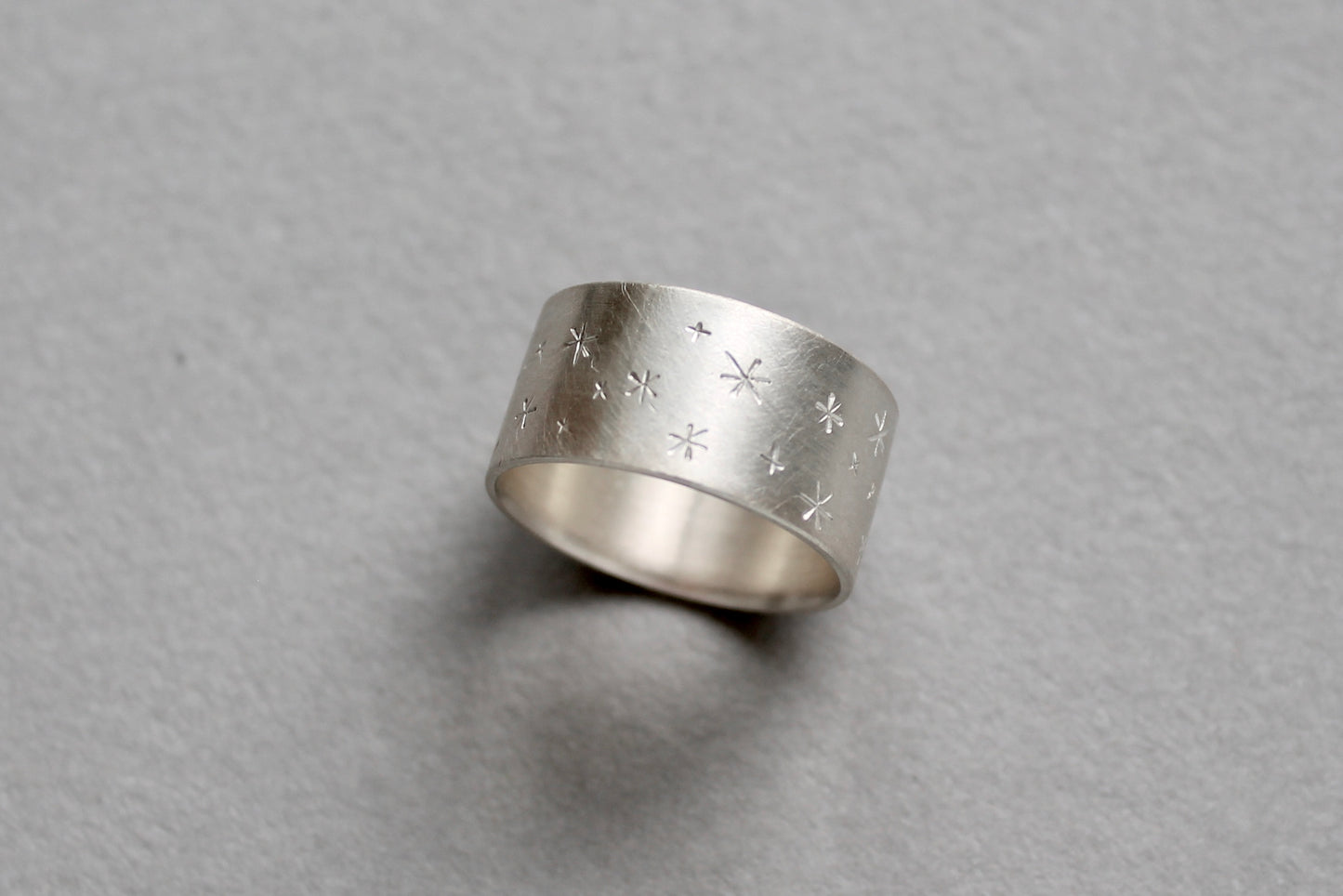 Schöner Bandring aus Sterling Silber mit Sternen