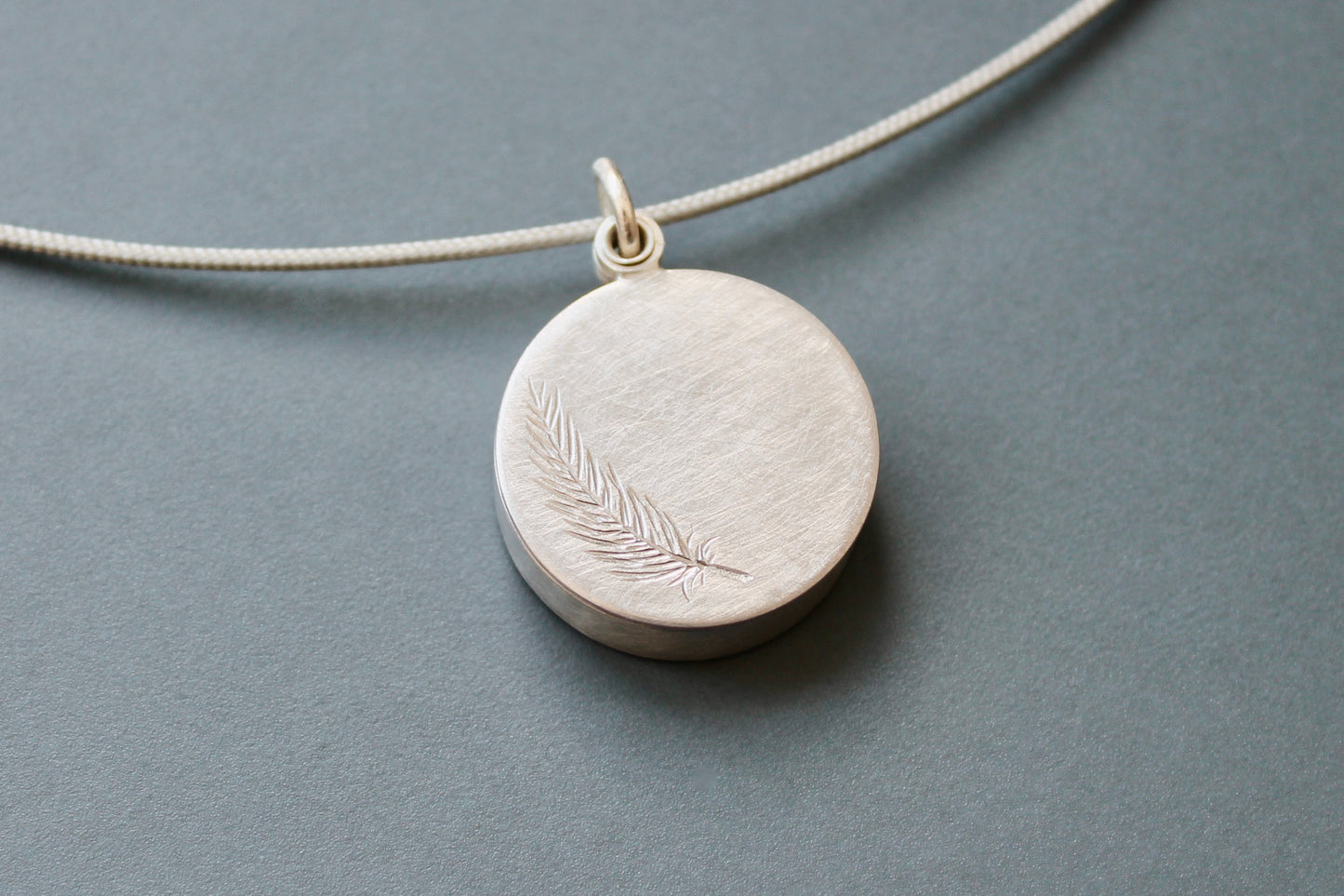 romantisches Glasmedaillon aus Silber Feder