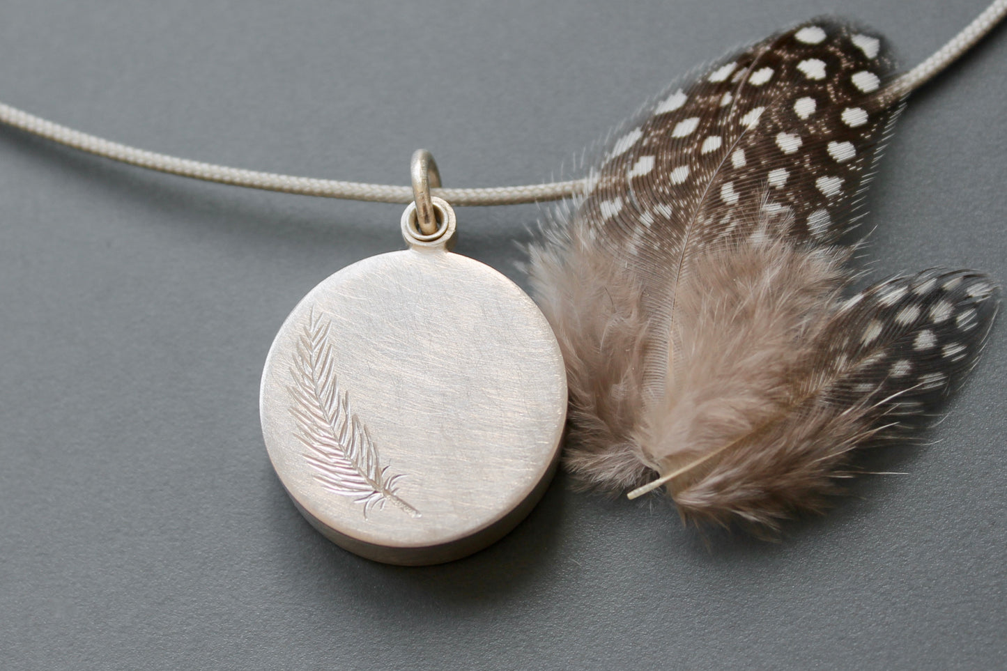 romantisches Glasmedaillon aus Silber Feder