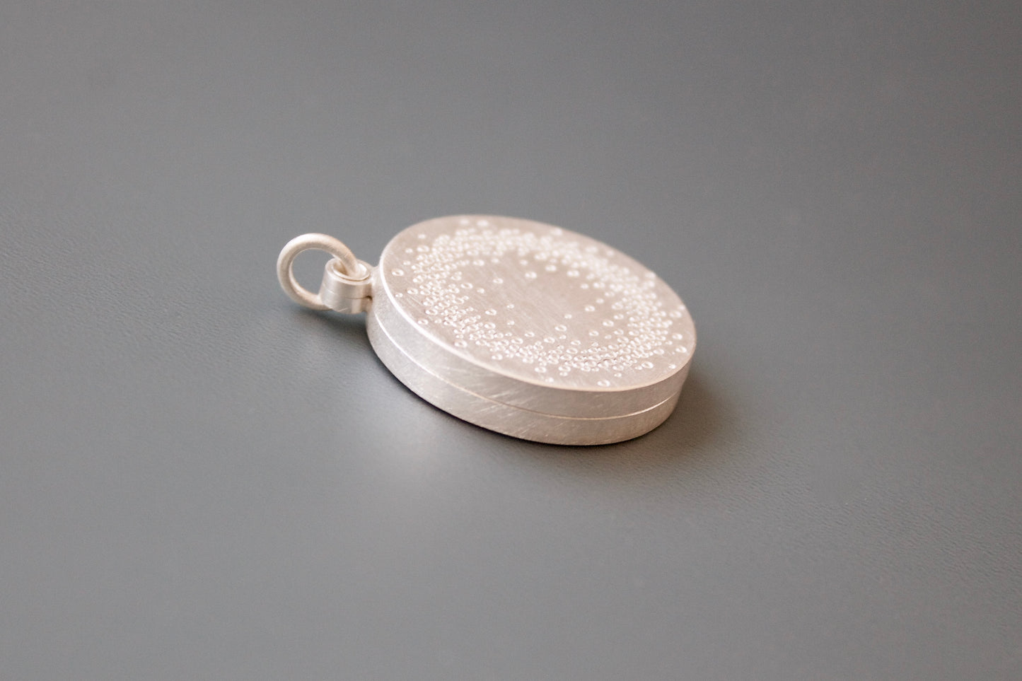 grosses Fotomedaillon mit 1000 Punkte Design aus Sterling Silber