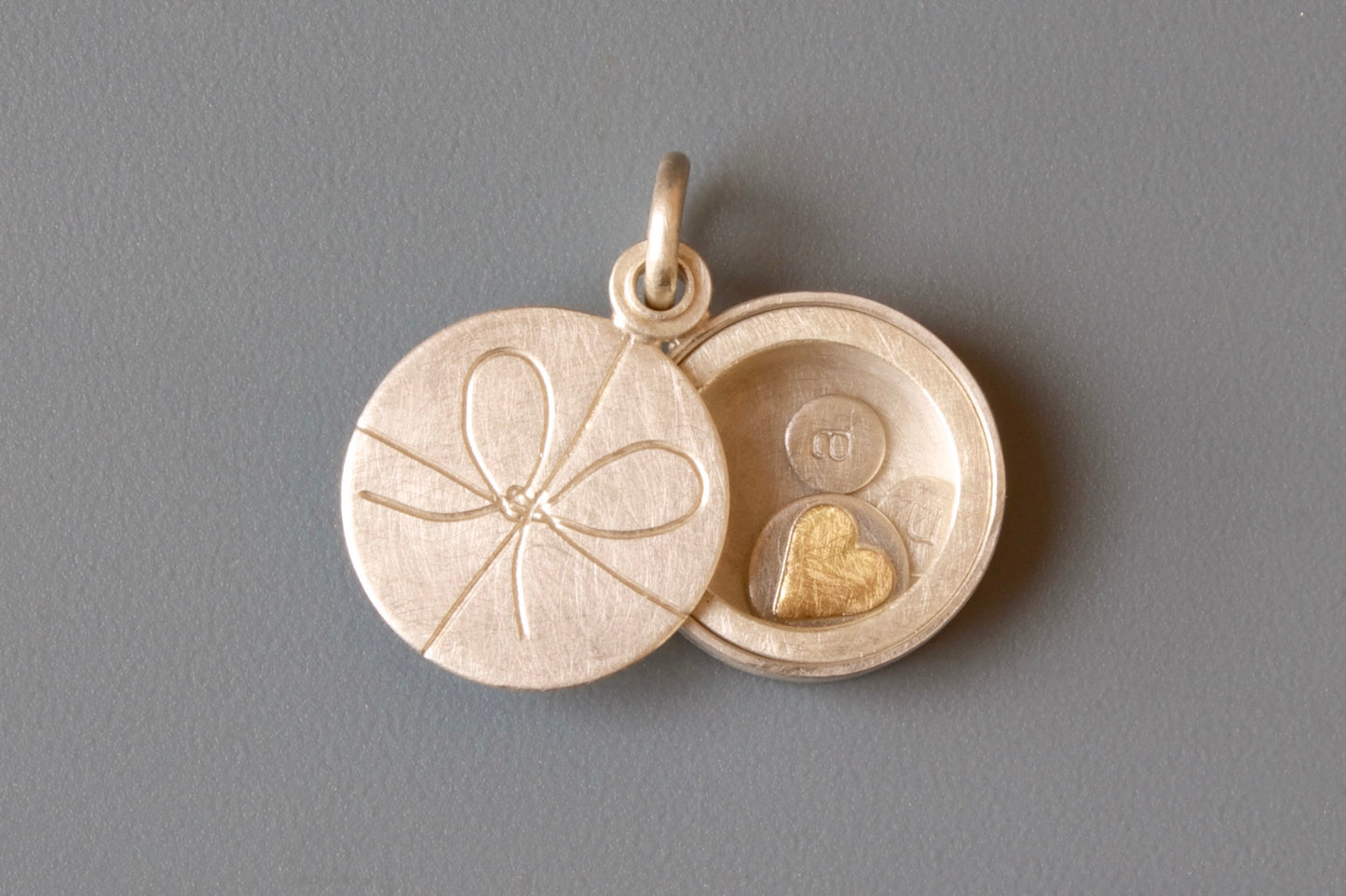 personalisierbares Glasmedaillon mit Schleife aus Sterling Silber