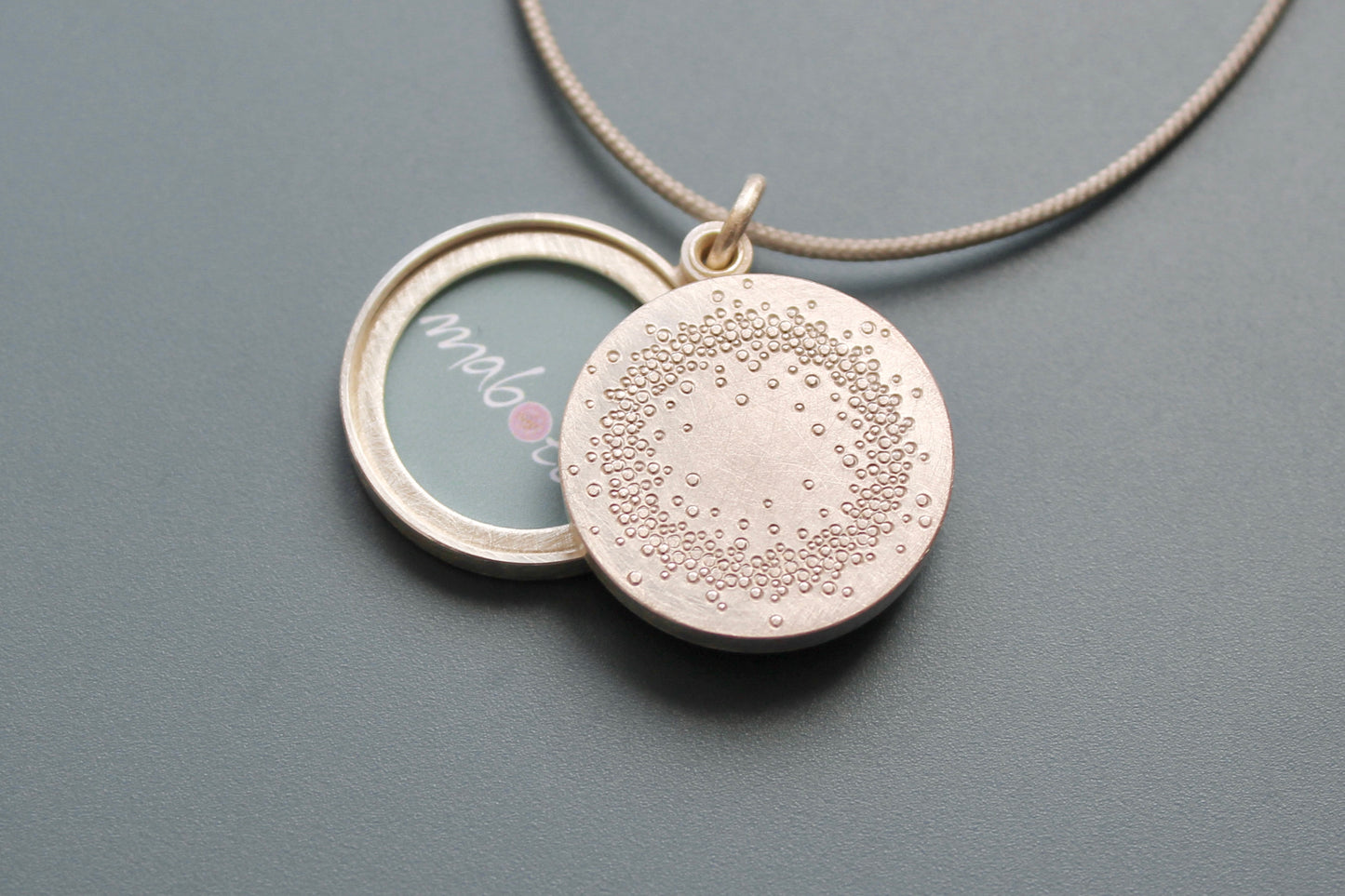 schlichtes Fotomedaillon mit 1000 Punkte Design aus Sterling Silber