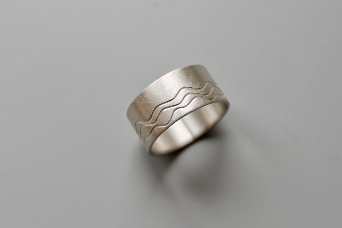 breiter Bandring aus Sterling Silber mit Wellen