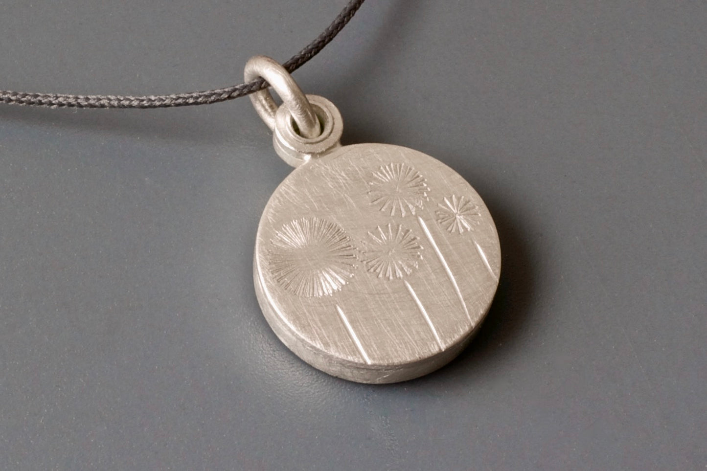 zierliches Medaillon mit vier Pusteblumen aus Sterling Silber