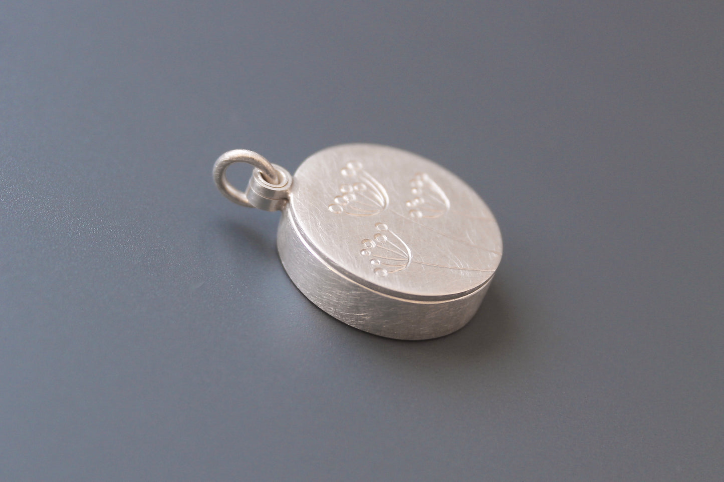 romantisches Glasmedaillon gefüllt mit Botschaft und Herz aus Sterling Silber
