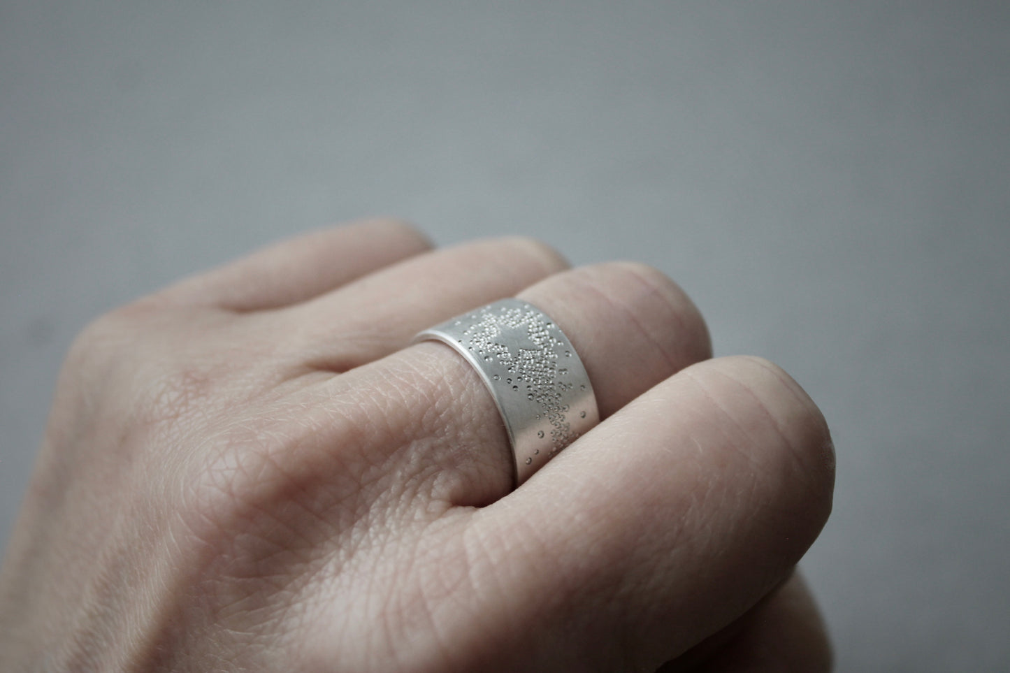 breiter Bandring aus Sterling Silber mit Sternschnuppe