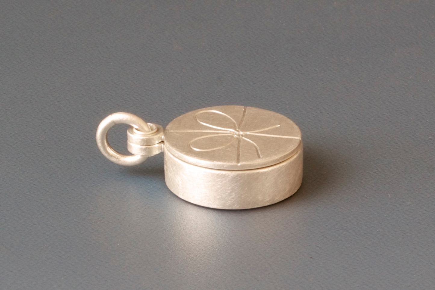 personalisierbares Glasmedaillon mit Schleife aus Sterling Silber