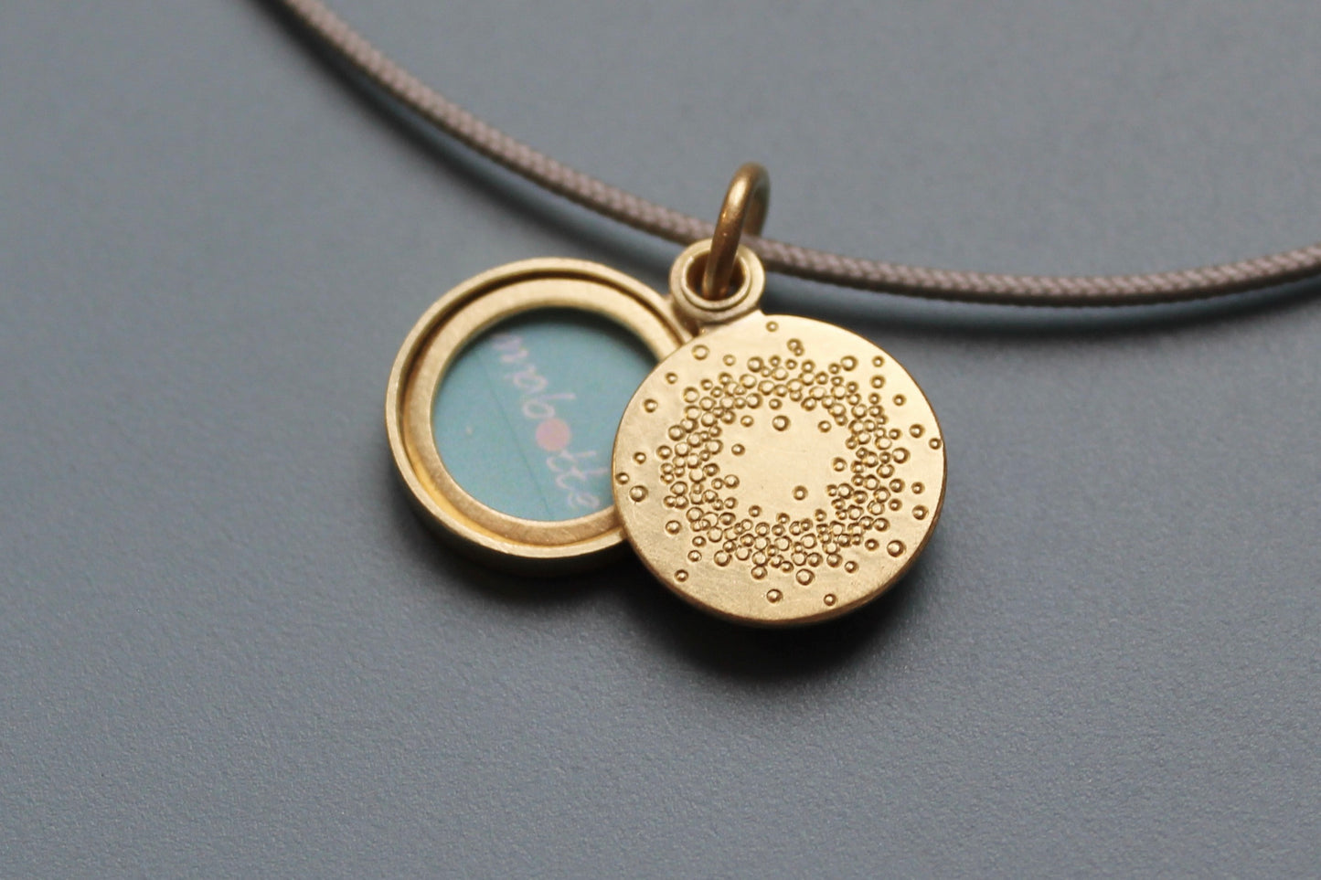 kleines goldenes Medaillon für ein Foto mit 1000 Punkte Design