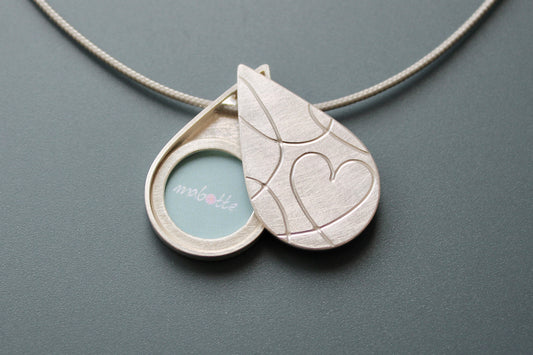 einzigartiges Silbermedaillon für ein Foto in Tropfenform mit modernem Herzmotiv