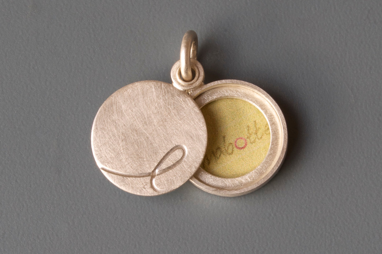 modernes Fotomedaillon aus Sterling Silber mit Wunschinitiale