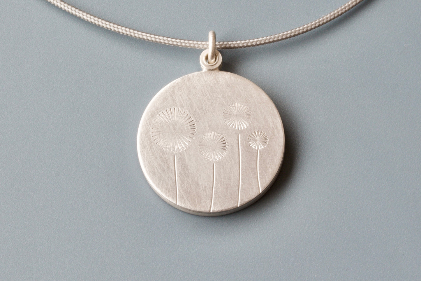 zartes Fotomedaillon mit vier Pusteblumen aus Sterling Silber