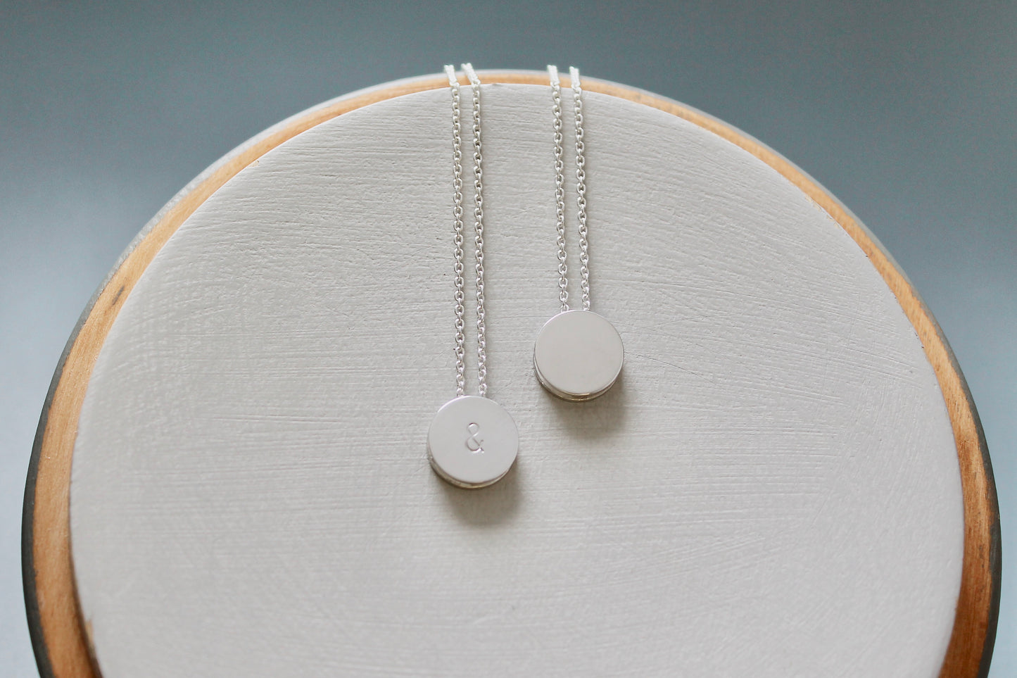 schöne Kette mit doppelseitigem Anhänger mit Symbol nach Wunsch