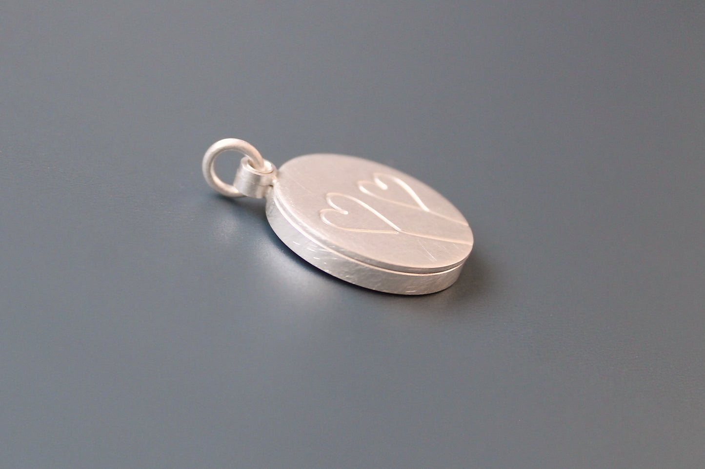 romantisches Fotomedaillon aus Sterling Silber mit zwei Herzen