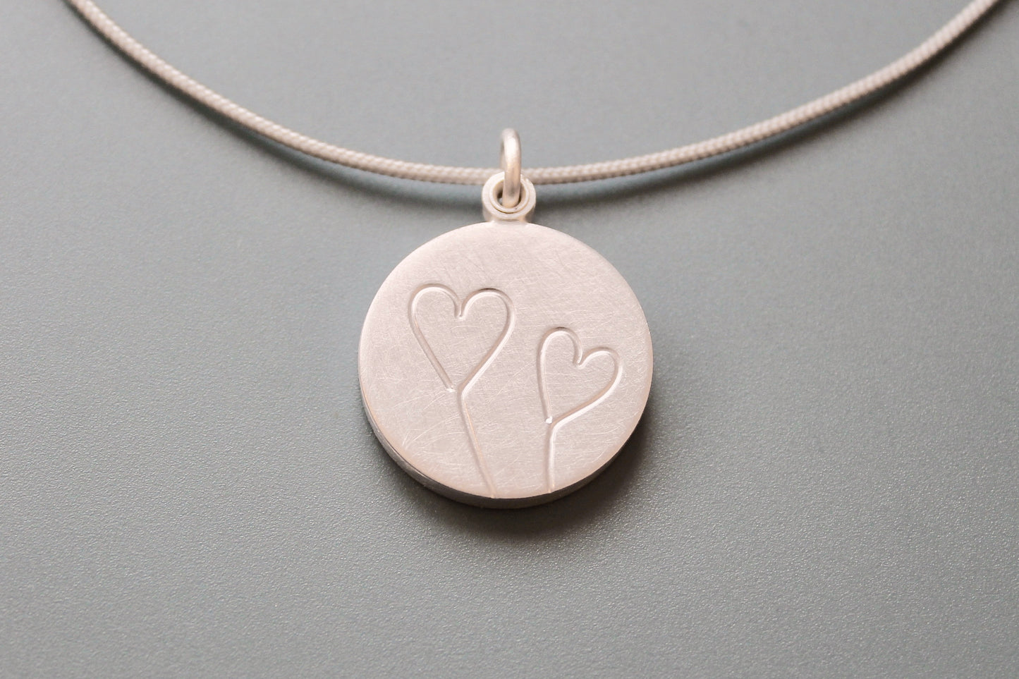 romantisches Fotomedaillon aus Sterling Silber mit zwei Herzen