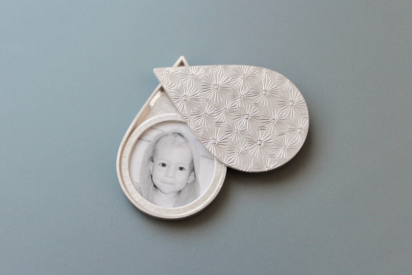 aussergewöhnliches Medaillon für ein Foto in Tropfenform aus Sterling Silber