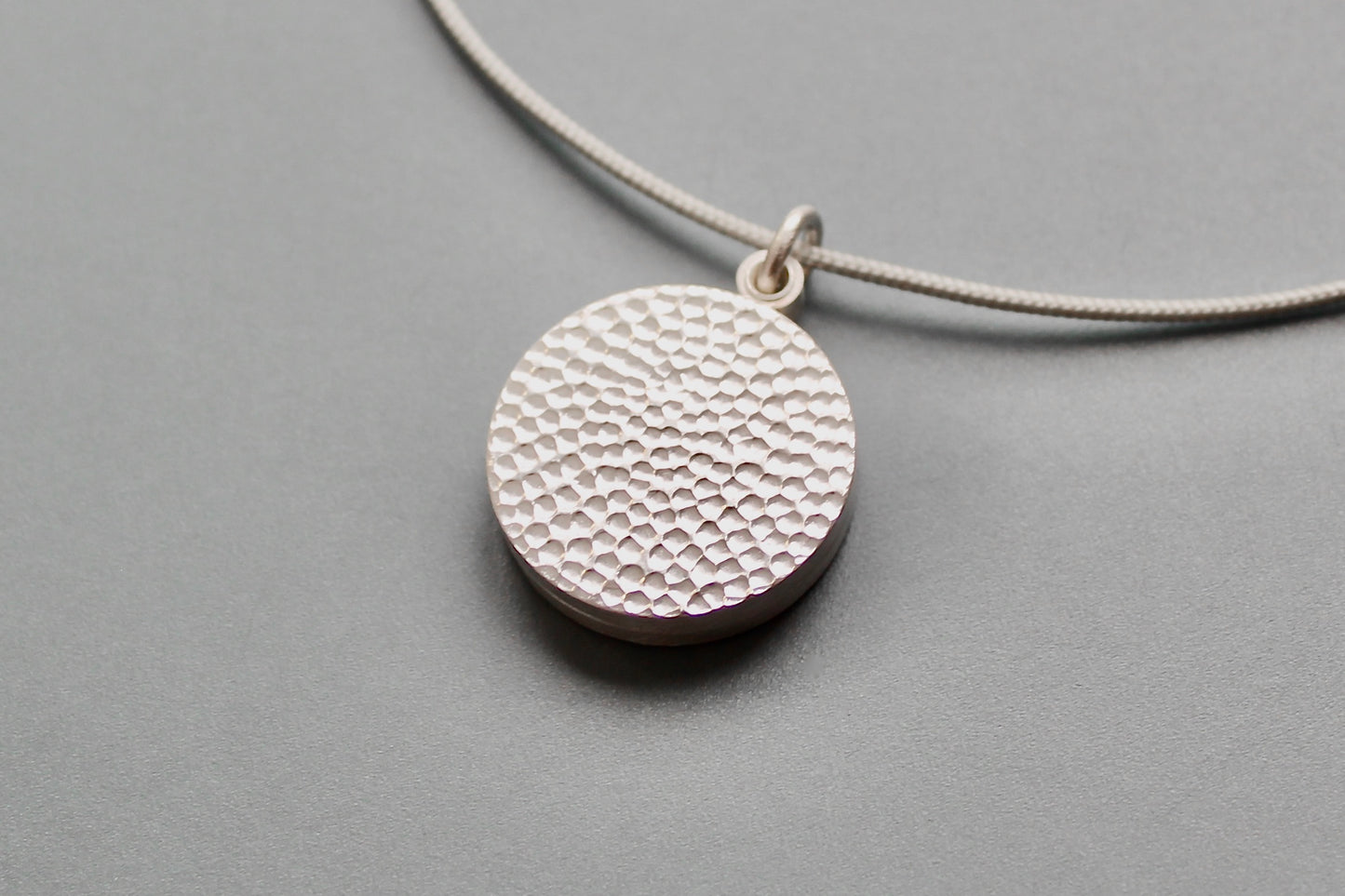 schlichtes Fotomedaillon mit gehämmerter Oberfläche aus Sterling Silber