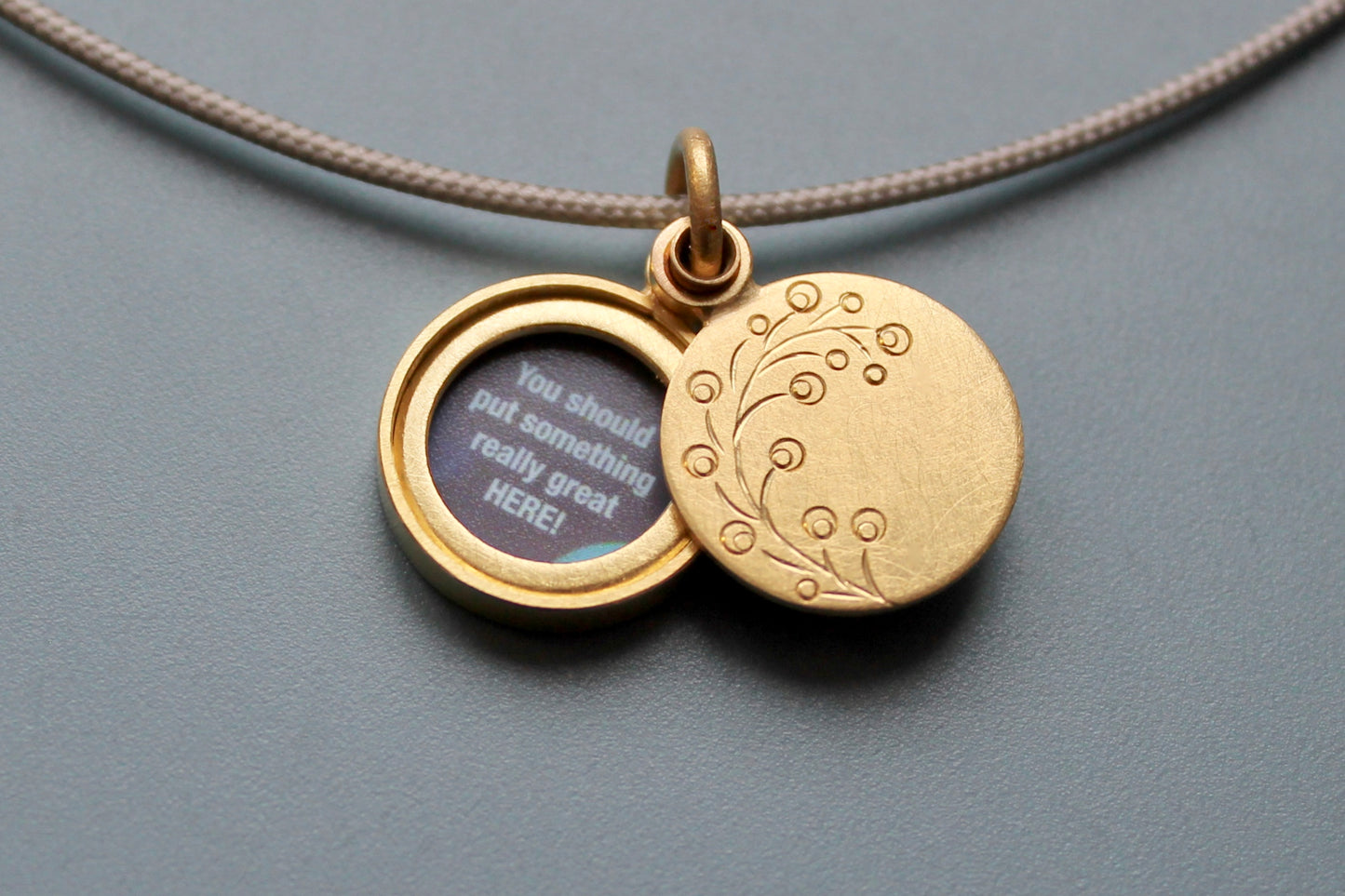 kleines Medaillon aus 750/000 Gold für ein Foto mit floralem Design