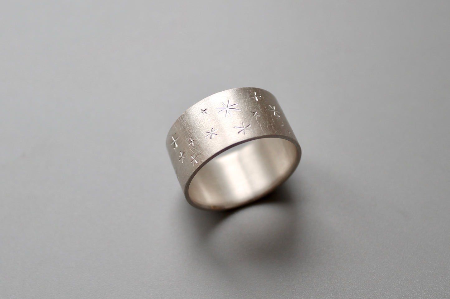 Schöner Bandring aus Sterling Silber mit Sternen