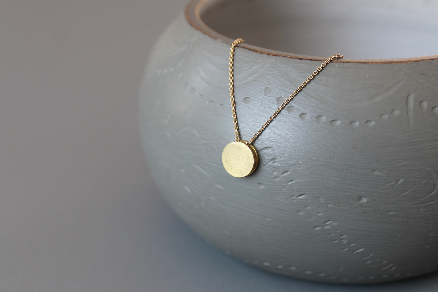 romantic necklace in 18ct gold with reversible dandelion pendant