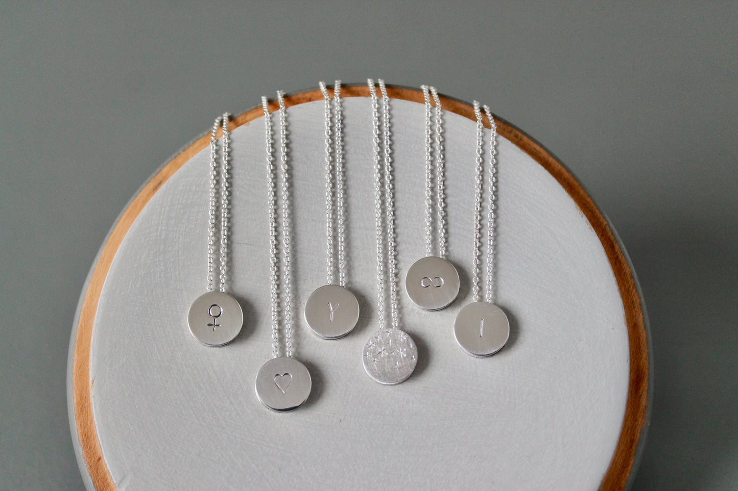 romantic necklace in 18ct gold with reversible dandelion pendant