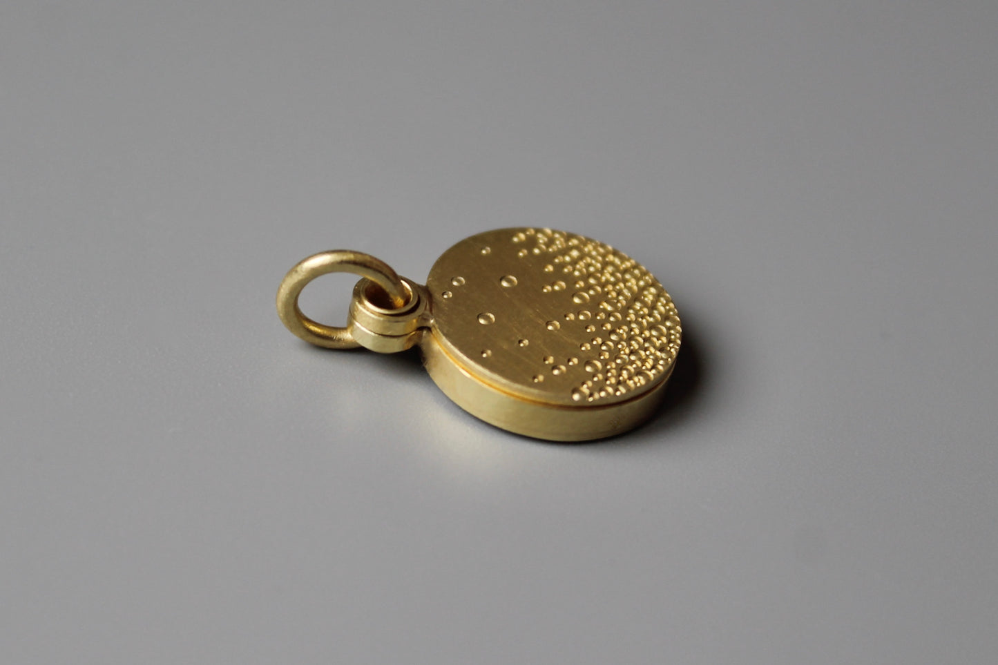kleines Foto Medaillon aus 750/000 Gold mit Luftblasen