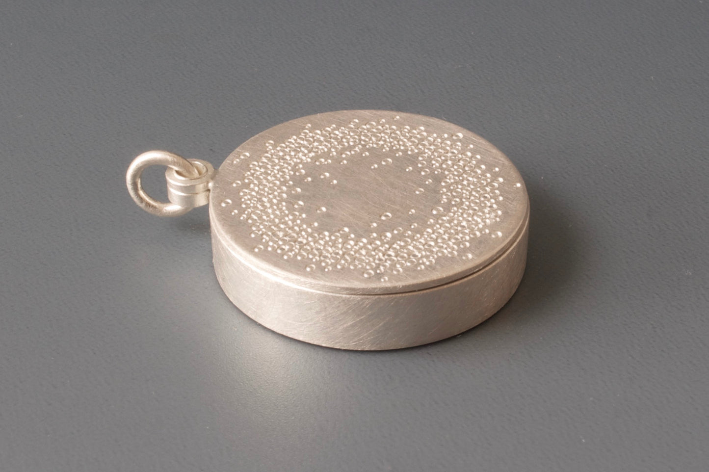 personalisierbares Glasmedaillon mit Wunschname aus Silber mit 1000 Punkten