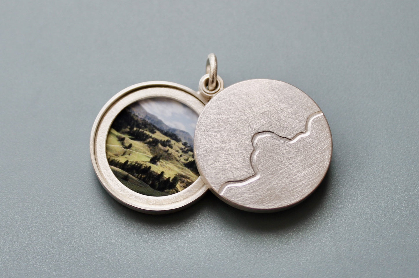 schlichtes Medaillon für zwei Fotos mit Bergpanorama in Sterling Silber